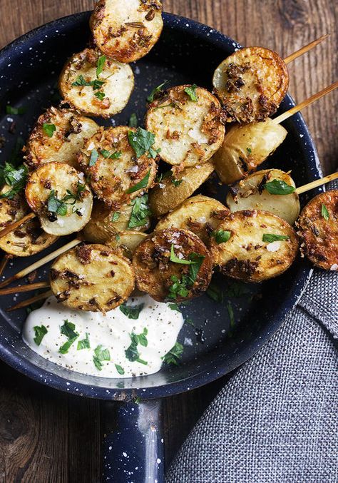 Potato Skewers, Potato Kabobs, Golden Potatoes, Bbq Potatoes, Potato Appetizers, Garlic Roasted Potatoes, Herb Roasted Potatoes, Veggie Skewers, Roasted Potato