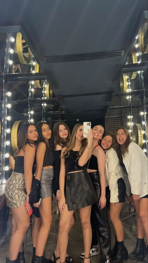 Simple Clubbing Outfits Night, Club Outfits Simple, Night Club Aesthetic Outfit, Nightclub Outfit Club Style, Clubbing Outfits Nightclub Classy, Club Dresses Nightclub Classy, Simple Club Outfits, Best Chimichurri Sauce, Club Dresses Nightclub