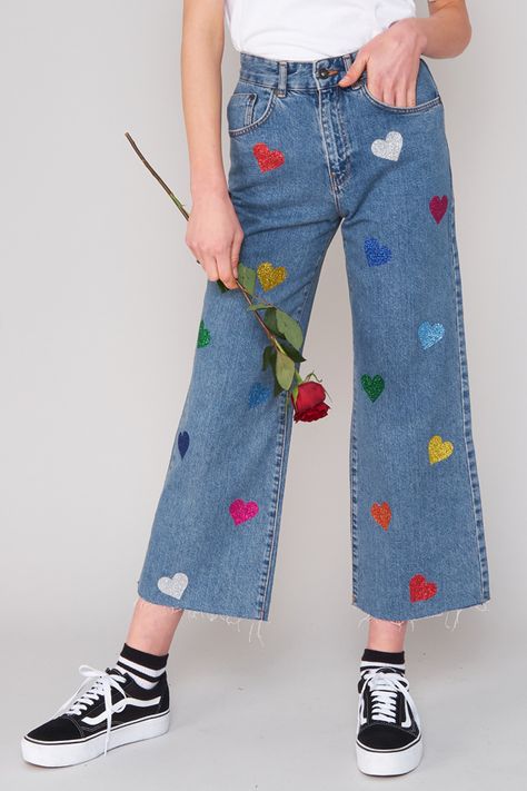 Wear your heart in your jeans. High waisted, wide leg skater fit. Flattering butts worldwide. This cut is 100% cotton with no stretch, please refer to our size guide for full details. – Valentines capsule Collection – Skater Jean fit – 100% Cotton – Sizes 24″,26″,28″,30″,32″, 34″ – Model is 5ft 9" and wears size 26″ Heart Embroidered Jeans, Painted Jeans Ideas, Jeans With Hearts, Heart Jeans, Jean Fit, Skater Fit, Painted Clothes Diy, Diy Jeans, Diy Vetement