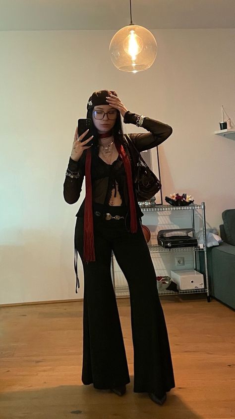 #stylingflaredpants #flaredpantsoutfit #redandblackoutfit #redandblackcolorcombo #y2koutfitideas #streetstyleoutfit #womanoutfits #chunkyjewelry #stylingberet Red Carpet Casual Outfits, Fashion City Aesthetic, Lo Fi Aesthetic Outfits, The Marias Concert Outfit Submarine, Goth Flare Pants Outfit, Alt Hippie Aesthetic Outfits, Outfits To Meet His Parents, Black Flared Pants Outfit Winter, Flowy Black Pants Outfit