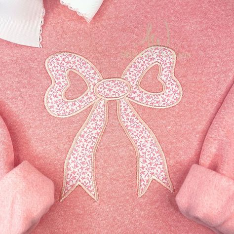 She’s here! 🤩 Simplicity is my favorite and this bow is just that— sweet and simple! Just in time for all those rollback sweater and sweatshirt orders! On sale until Wednesday night! I can’t wait to see how you bring this bow to life! Embroidery Machine Projects, Embroidering Machine, Bow Embroidery, Bow Applique, Machine Applique Designs, Applique Stitches, Machine Embroidery Projects, Applique Pattern, Machine Applique