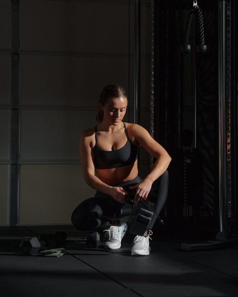 Strength Training Aesthetic Women, Strength Training Aesthetic, Sweat Aesthetic, New Workout Routine, Gym Photoshoot, Mood Bored, Fitness Aesthetic, Strength Of A Woman, Gym Essentials