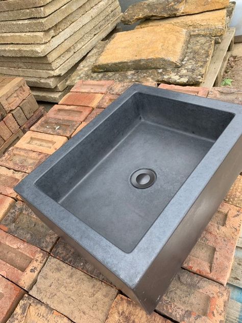 Diy Cement Sink, Concrete Sink Diy, Concrete Sink Bathroom, Cement Sink, Sink Diy, Bathroom Concrete, Diy Cement, Belfast Sink, Concrete Bathroom