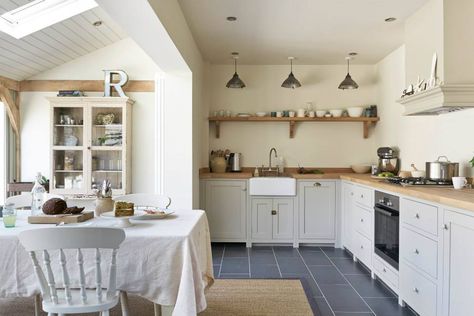 The oiled Oak worktops in this deVOL Shaker Kitchen give a country feel and look great with the Border Oak frame on show throughout the property. Industrial Style Kitchen, Victorian Kitchen, Kitchen Glass, Pretty Kitchen, Cottage Kitchens, Shaker Kitchen, Kitchen Diner, Trendy Kitchen, Cottage Kitchen