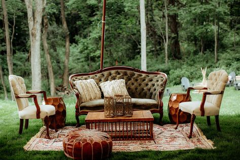 Vintage Outdoor Seating Area, Vintage Wedding Seating Area, Couch Outside Wedding, Backyard Wedding Sitting Area, Boho Wedding Couch Seating, Vintage Couch Wedding Receptions, Vintage Lounge Area Wedding, Vintage Lounge Wedding, Vintage Wedding Lounge Area