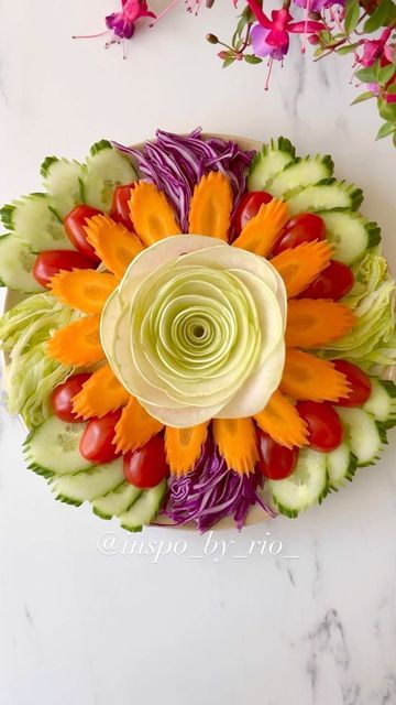 Colourful Salad Ideas, Vegetable Salad Plating Ideas, Salad Ideas Decoration, Vegetable Decorations Ideas, Fancy Salads Presentation, Vegetable Salad Decoration Ideas, Salad Platter Ideas, Salad Decoration Ideas Vegetables, Salad Decoration Ideas Creative