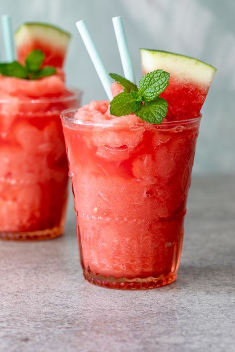 Watermelon frozen gin and tonic - Simply Delicious Minuman Seger, Drinks Art, Fresh Drink, Virgin Cocktails, Cocktail Gin, Watermelon Cocktail, Ginger Lemonade, Frozen Watermelon, Gin Cocktail Recipes