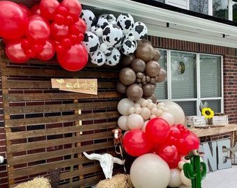 Rodeo Balloon Arch, Cowboy Birthday Party Decorations, Cowboy First Birthday, Cowboy Themed Birthday Party, Wild West Birthday, Rodeo Birthday Parties, Theme First Birthday, Cowboy Theme Party, Western Birthday Party