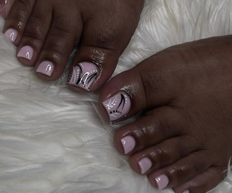 Summer Nail And Toe Ideas, Y2k Toes Nails, French Toe Designs, 2000s Toe Nail Art, 90s Pedicure, Lavender Toe Nails Design, 90s Toe Nail Designs, Y2k Pedicure, Natural Toe Nails Pedicures