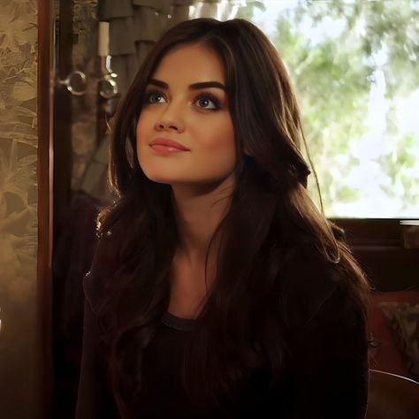 Aria Pll Aesthetic, Lucy Hale Aesthetic, Aria Montgomery Makeup, Aria Montgomery Icon, Pll Hair, Lucy Hale Pretty Little Liars, Aria Montgomery Hair, Aria Pretty Little Liars, Aria Pll