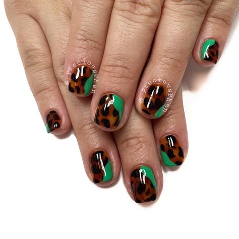 Tortoise Shell And Neon Nails, Green Tortoise Nails, Neon Tortoise Shell Nails, Toirtoshell Nails, Tortoise Shell Nails, Shell Nails, Lime Green Nails, York Outfits, New York Outfits