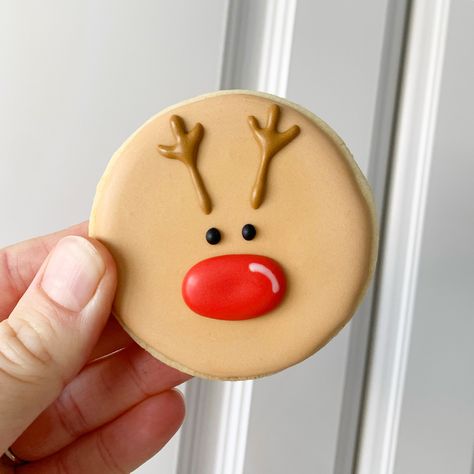 Rudolph Christmas Cookie Rudolph Sugar Cookies, Rudolph Cake, Rudolph Cookies, Pretzel Cookies, Rudolph Christmas, Retirement Home, Christmas Dessert, Fun Cookies, Christmas Cookie