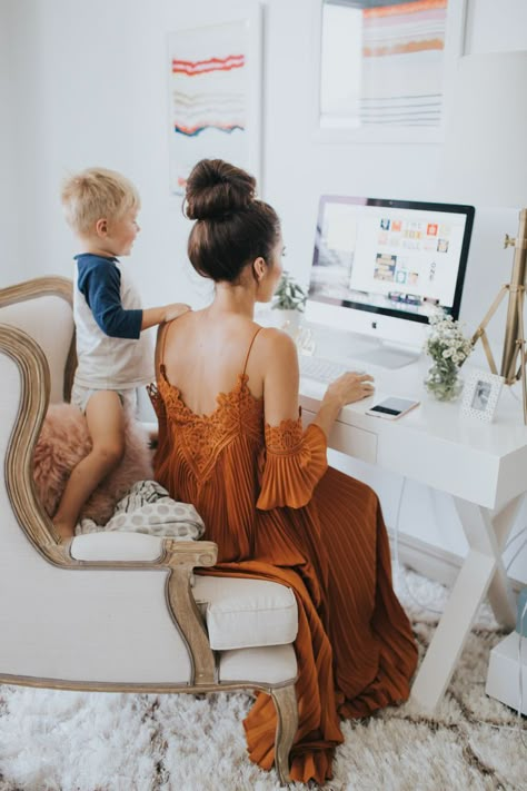 Closet Turned Office, Bedroom Desks, Fii Puternic, Desks Ideas, Fashion Blogger Photography, Travel Bedroom, Moms Goals, Hello Fashion, Family Shoot