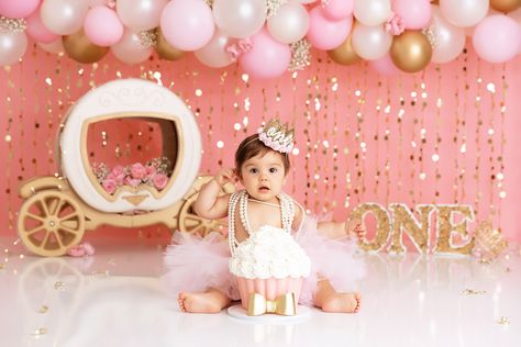 This sweet girl wouldn't be late to her ball!  #modernnewbornphotography #cakesmash #firstbirthday #photographyinspiration #queeninthemaking Princess Smash Cakes, Princess Theme Cake, Number 1 Balloon, Queen Cake, Princess First Birthday, Cake Photoshoot, Cake Smash Theme, Baby Birthday Photoshoot, Cupcake Queen