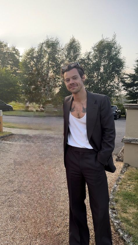 Harry Styles Tuxedo, Harry Styles Normal Clothes, Harry Styles At Wedding, Best Harry Styles Outfits, Harry Styles Fashion Inspired Outfits Men, Harry Styles In Dress, Harry Styles Streetwear, Harrycore Outfits, Harry Styles Is Your Boyfriend