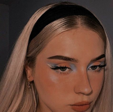 Flot Makeup, White Eyeliner, Smink Inspiration, Makijaż Smokey Eye, Graphic Liner, Edgy Makeup, Makeup Eye Looks, Creative Makeup Looks, Kiss Makeup