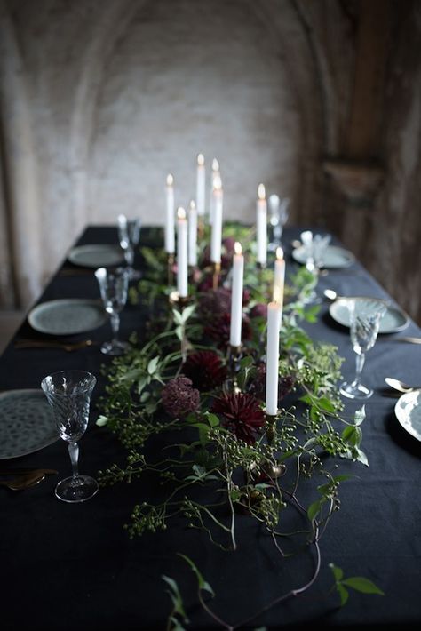 Black Wedding Table Setting, Winter Table Decorations, Winter Table Setting, Winter Wedding Table, Black Tablecloth, Elegant Winter Wedding, Table Setting Ideas, Tafel Decor, Ethereal Wedding