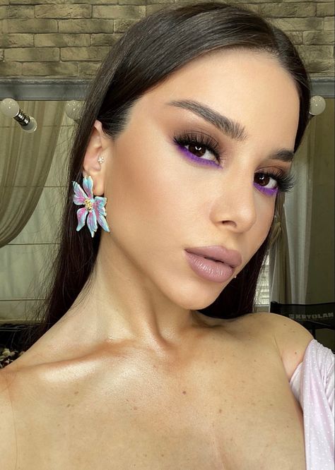 Make Up With Lilac Dress, Makeup Ideas With Purple Dress, Bold Purple Makeup Looks, Purple Makeup Ideas For Brown Eyes, Makeup With Violet Dress, Black And Lavender Makeup, Matte Purple Eyeshadow Looks, Lilac Purple Eyeshadow, Violet Dress Makeup