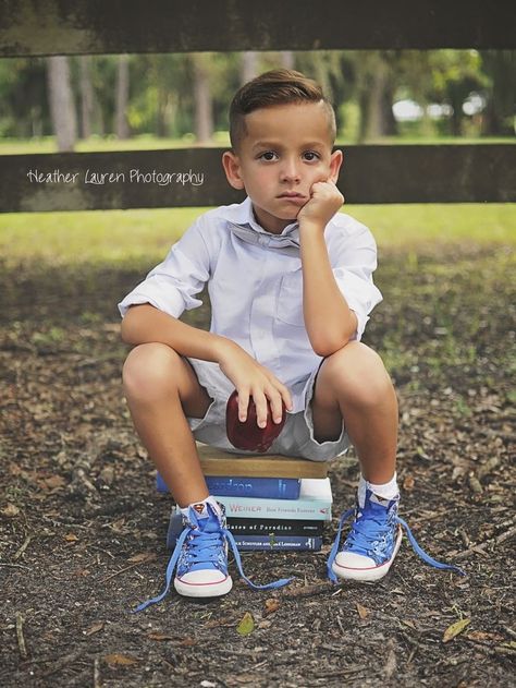 Preschool Photo Ideas, 1st Day Of School Pictures, Kindergarten Graduation Pictures, Preschool Photography, Back To School Photography, Kindergarten Photos, Kindergarten Pictures, First Day Of School Pictures, Preschool Pictures