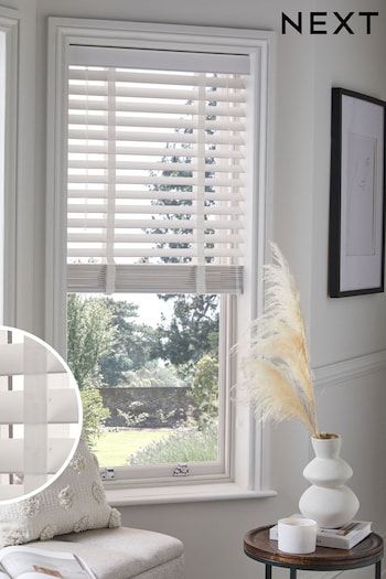 Venetian Blinds Bedroom, Venetian Blinds Living Room, Wood Blinds For Windows, Venetian Blinds White, White Wooden Blinds, Blinds For Windows Living Rooms, White Blinds, Store Venitien, Aluminum Blinds