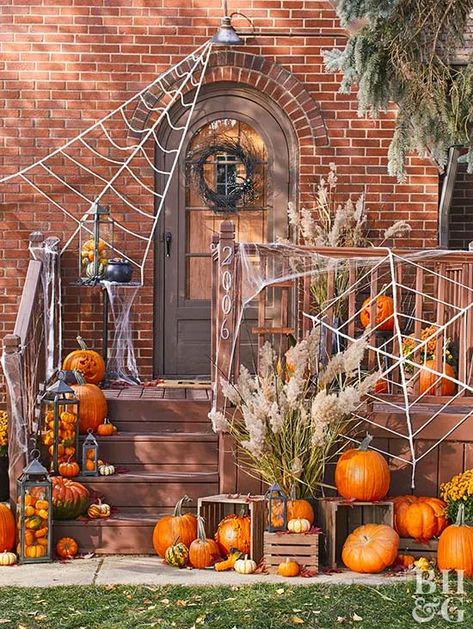 Halloween decorating/party ideas Scary Halloween Yard, Porche Halloween, Veselý Halloween, Halloween Front Doors, Halloween Front Porch Decor, Creepy Halloween Decorations, Halloween Decorations Diy Outdoor, Easy Halloween Decorations, Halloween Supplies