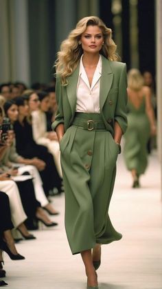 Classy Autumn Outfits, Green Style Outfit, Spring Summer 2025, Spring Suit Women, Green Spring Outfits, Green Suit For Women, Green And White Outfit, Girls Chelsea Boots, H M Outfits