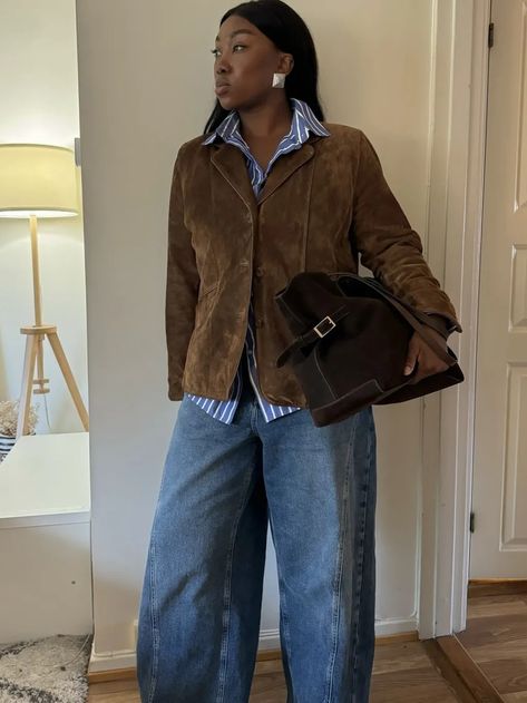 Suede Blazer Outfit, Brown Suede Jacket Outfit, Brown Suede Blazer, Suede Jacket Outfit, Fall Fashion Staples, Chic Swimsuit, Jeans Outfit Fall, Simple Fall Outfits, Suede Blazer