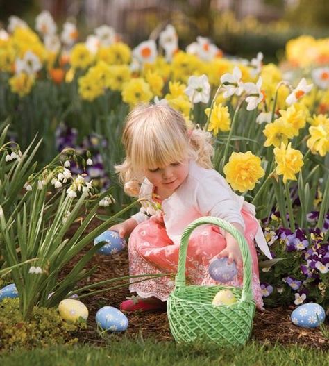 German Easter Traditions, Easter Event, Easter Bags, Kids Easter Basket, Easter Story, Easter Images, Easter Pictures, Easter Blessings, Easter Photos