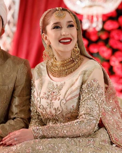 Naimal Khawar’s younger sister Fiza Khawar’s wedding Naimal Khawar Sister Wedding, Fiza Khawar Wedding, Fiza Khawar, Nikah Makeup, Celeb Aesthetic, Naimal Khawar, Republic Womenswear, Bride Shoot, Bride Collection