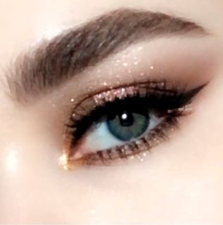 Eye Makeup Cat Eye, Makeup Cat Eye, Cat Eye Makeup Tutorial, Make Up Mata, Tutorial Eyeliner, Gold Eye Makeup, Makeup Pengantin, Cat Eye Makeup, Smink Inspiration