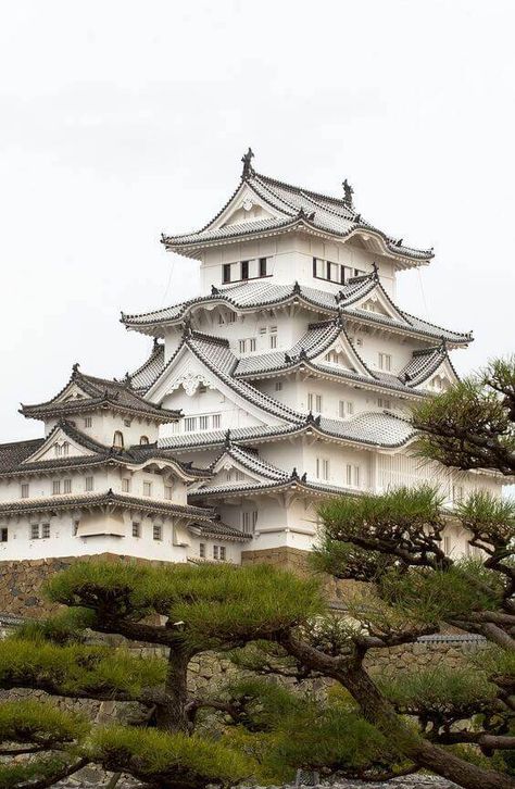 A castle with a unique architectural paint among other castles. One of the castles with its original structure. Himeji Castle, Japan Architecture, Japanese Castle, Japanese Garden Design, Garden Design Layout, Magic Garden, Japanese Landscape, Japon Illustration, Backyard Garden Design