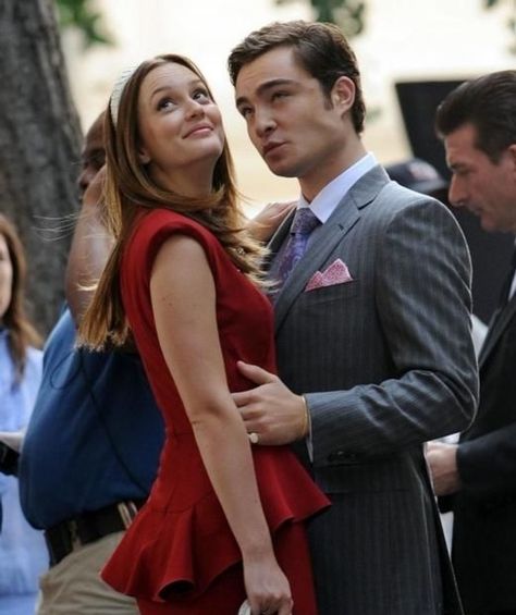 7 On-Screen Couples Who Wouldn’t Have Ended Up Together in Real Life Chuck Y Blair, Sandy And Danny, Stile Blair Waldorf, Rachel Friends, Blair And Serena, Gossip Girl Blair, Ross And Rachel, Chuck Blair, Chuck And Blair