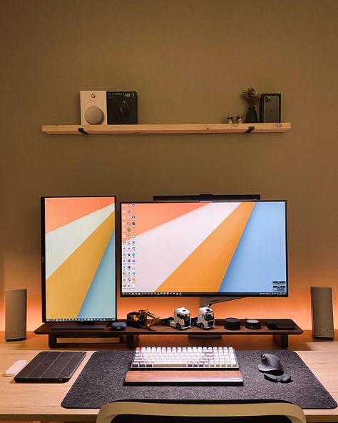 📷: @tear.drops Follow us @modernengineerhub Follow us @modernengineerhub Follow us @modernengineerhub Tag us for a feature! . . . . . . . #desk #deskinspiration #desksetups #deskorganization #lifestyle #deskspace #deskdecor #deskgoals #studymotivation #aestheticdesk #ａｅｓｔｈｅｔｉｃ #modernclassic #midcenturymodern #houseenvy #homeoffice #designoffice #officedesign #officedecor #setuptour Dual Monitor Setup, Computer Desk Setup, Desk Setups, Home Studio Setup, Desktop Setup, Desk Inspiration, Bedroom Setup, Computer Room, Gaming Room Setup