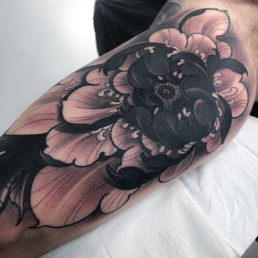 Crisantemo Tattoo, Blast Over Tattoo, Tattoo Over Scar, Wrist Tattoo Cover Up, Chrysanthemum Tattoo, Throat Tattoo, Blackout Tattoo, Irezumi Tattoos, Geniale Tattoos