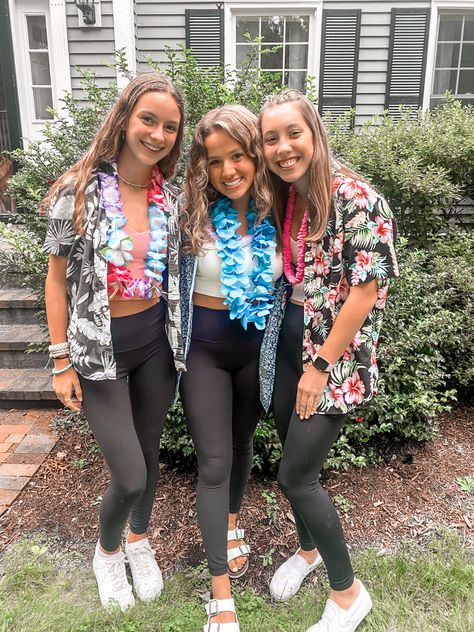 Preppy Hawaiian Costume, Aloha Spirit Week Outfit, Spirt Week Hawaiian Day, Beach Homecoming Theme Outfit, Luau Day Spirit Week, Hawian Day Outfit Ideas School, Tropical Spirit Day Outfit, Hawaii School Spirit Day, Tropical Theme Outfit School