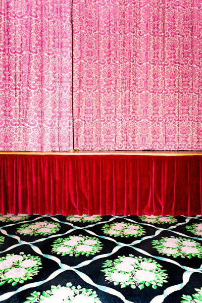 maximalist design ideas: inside the greenbrier hotel Gucci Curtains, Maximalist Branding, Maximalist Living Room, The Greenbrier, Colorful Room Decor, White Molding, Maximalist Design, Wall Writing, Floral Carpet