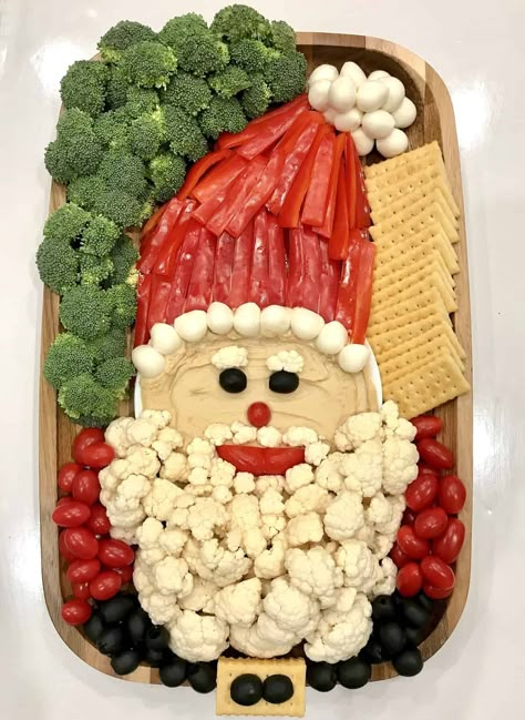 Veggie Santa Face, Santa Face Charcuterie Board, Themed Christmas Meals, Grinch Snack Board, Charturie Boards For Christmas, Grinch Veggie Tray, Santa Themed Food, Santa Food Ideas, Christmas Themed Charcuterie Board Ideas