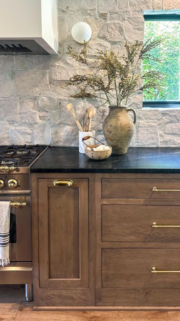 Alder Kitchen Cabinets, Brick Backsplash Kitchen, Stone Backsplash Kitchen, Brown Kitchen Cabinets, Diy Kitchen Backsplash, Shaped Kitchen, Brown Cabinets, Stone Backsplash, Brown Kitchens