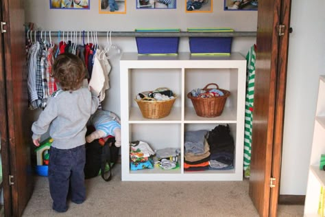 Montessori Closet, Montessori Toddler Bedroom, Montessori Toddler Rooms, Toddler Closet, Montessori Environment, Montessori Home, Montessori Bedroom, Montessori Room, Life Activities