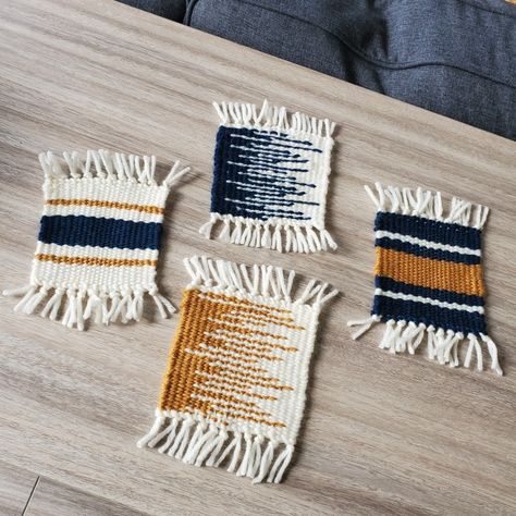 Woven Coasters Diy, Weaving Patterns Design Ideas, Weaving Coasters, Diy Wall Hanging Yarn, Mini Weaving, Tapestry Loom Weaving, Weaving Patterns Design, Tapestry Loom, Weaving Loom Diy