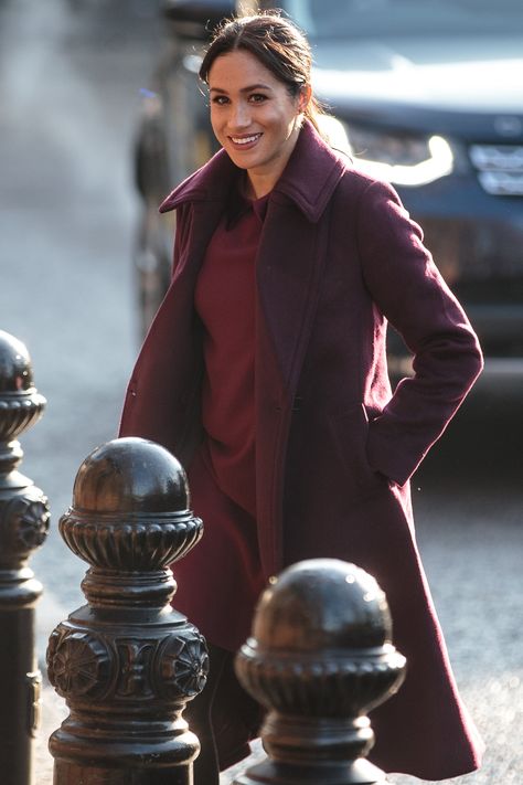 Burgundy Coat, Community Kitchen, Prinz Harry, Meghan Markle Style, Preppy Dresses, Rotorua, Pregnancy Looks, Royal Baby, Burgundy Dress