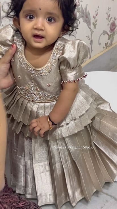 Lehenga Designs For New Born, Baby Girl Traditional Dress Indian, Baby Traditional Dress Indian, Kids Traditional Wear Indian, Baby Girl Pattu Langa Designs, Pattu Langa For Kids, Kids Traditional Dress, Pattu Pavadai Kids, Pavadai Sattai Designs