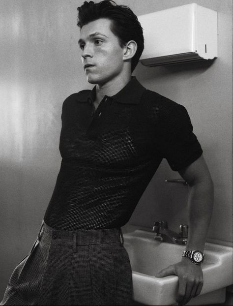 Hot Tom Holland Pics, Tom Holland Curly Hair, Robert Downey Jr., Tom Holand, Karakter Marvel, Tom Holland Imagines, Tom Holland Peter Parker, Esquire Magazine, Photographie Portrait Inspiration