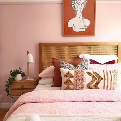 Pink, tan and rust colored bedroom. Artistic, relaxed bohemian house design Pink Bedroom Walls, Murs Roses, Thrifted Home Decor, Pink Bedrooms, Bohemian Bedroom, Pink Bedroom, Pink Room, Small Room Bedroom, Pink Walls