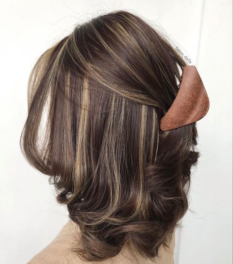 Brown Highlighted Hair Short, Wavy Short Hair With Highlights, Hair Color Ideas Medium Length, Hair Colors Brown, Short Hair With Highlights, Wedding Hair Looks, Chocolate Brown Hair Color Ideas, Short Hair Brown, Sleek Short Hair