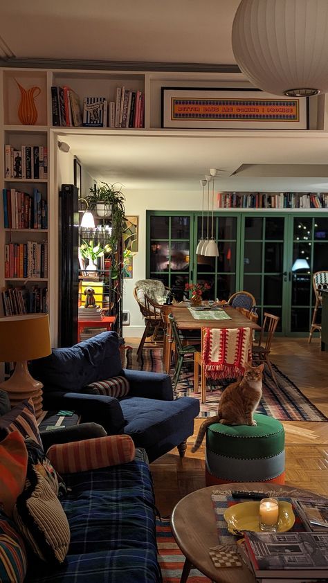 Japanese American Interior Design, Vintage Small House Interior, Simple Maximalist Living Room, British Home Aesthetic, Friends Living Room Aesthetic, Parents House Aesthetic, Cozy Living Room At Night, Happy House Aesthetic, Cozy Apartment Layout