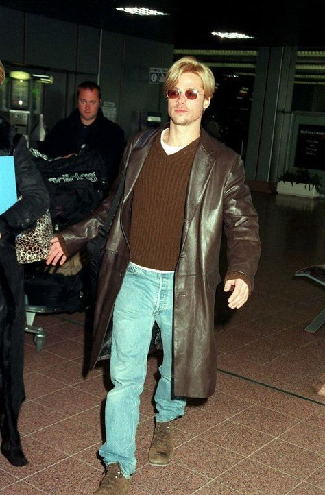 90’s Airport Style, Brad Pitt Street Style 90s, Brad Pitt 90s Outfits, 90s Formal Fashion Men, 90s Berlin Fashion, 90s Male Style, 2003 Fashion Men, 90s Brad Pitt Fashion, 2000s Red Carpet Looks Men