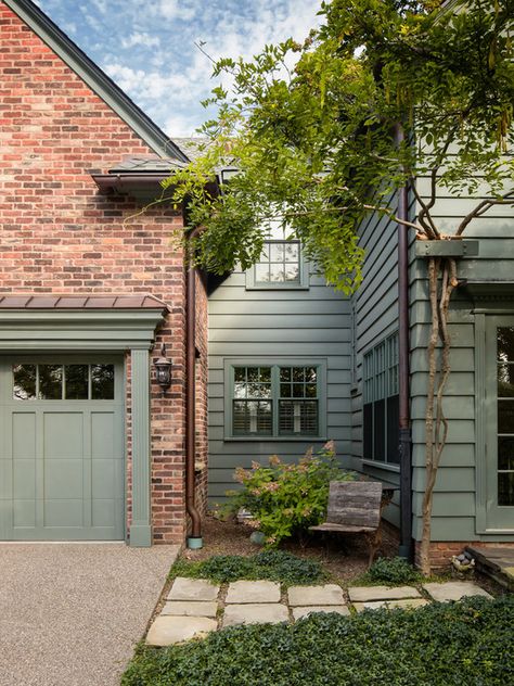 Green siding with red brick is a beautiful pairing of color and texture for a home's exterior. Red Brick House Exterior, Green Siding, Fasad Design, Brick Siding, Orange Brick, House Trim, Pintura Exterior, Exterior Paint Color, Red Brick House