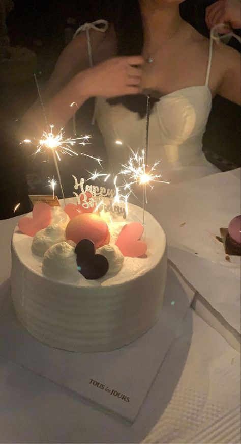 Birday Ideas Story, Birthday Restaurant Pictures, 19 Birthday Cake Aesthetic, Birthday Photo Ideas At Home, Birthday Ig Story Ideas, 18th Birthday Aesthetic, Birthday Video Ideas, Birthday Cake Photography, Birthday Photo Ideas