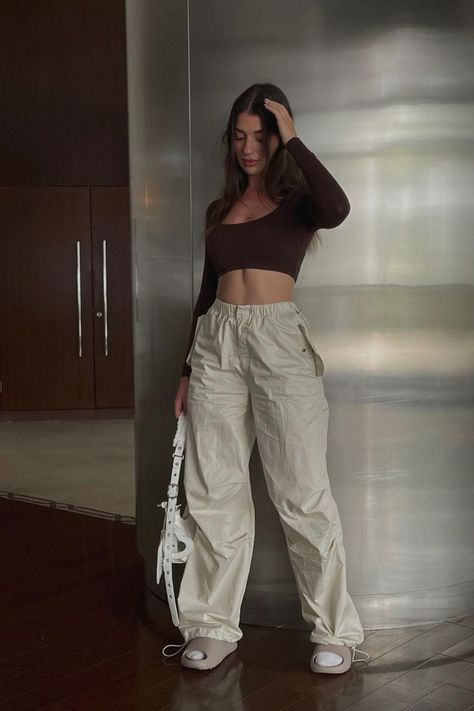 Parachute Pants Beige Pants Outfit, Cargo Pants Women Baggy, Parachute Pants Outfit, Beige Cargo Pants, Baggy Y2k, Pants Baggy, Women Cargo Pants, Ribbed Shirt, Everyday Fashion Outfits